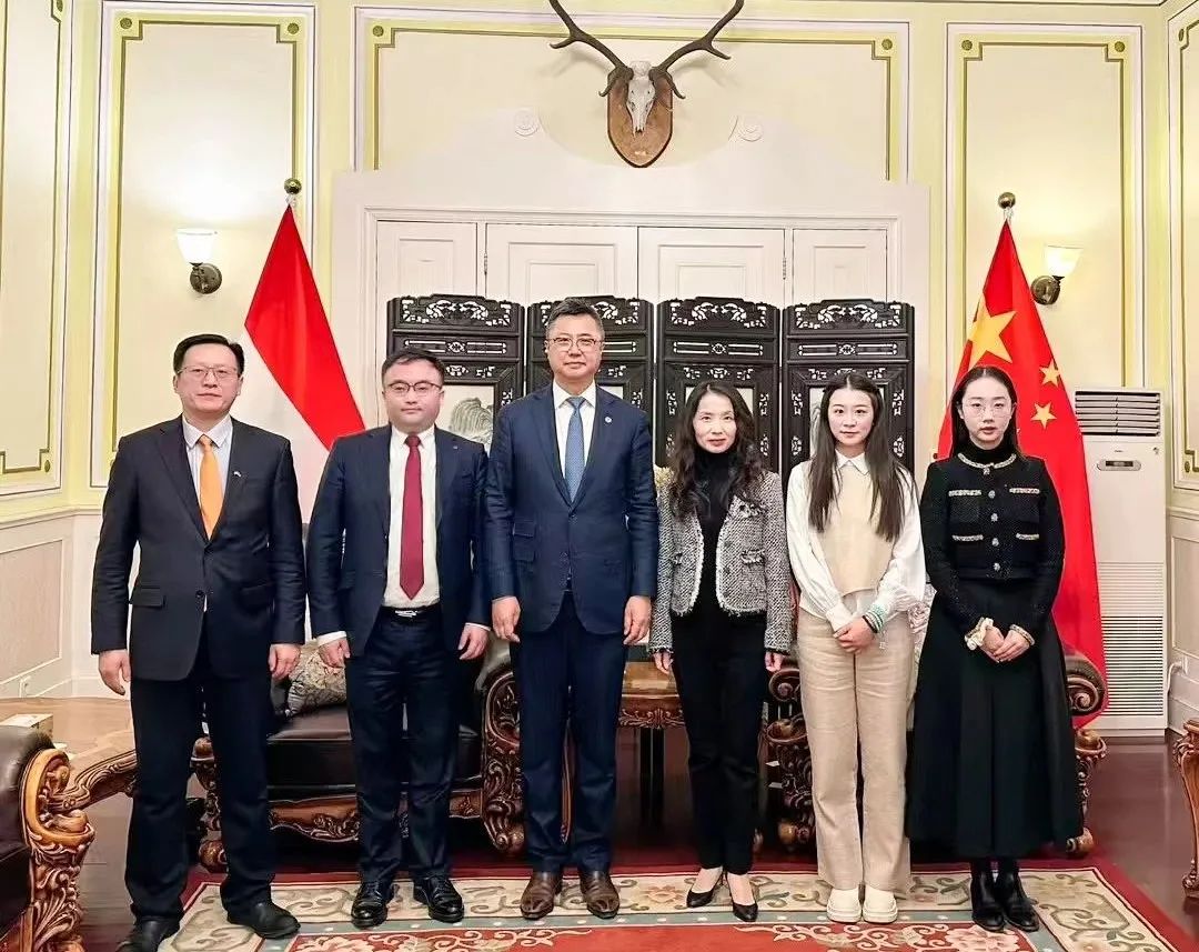 迅鐳激光董事長拜會匈牙利國家議會副主席歐拉·勞約什、中國駐匈牙利使館公使銜參贊陳奕薇(圖3)