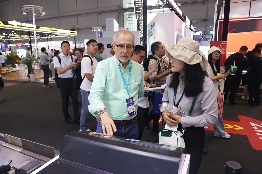 展會直擊|迅鐳激光展臺閃耀2025上海工博會!(圖17)