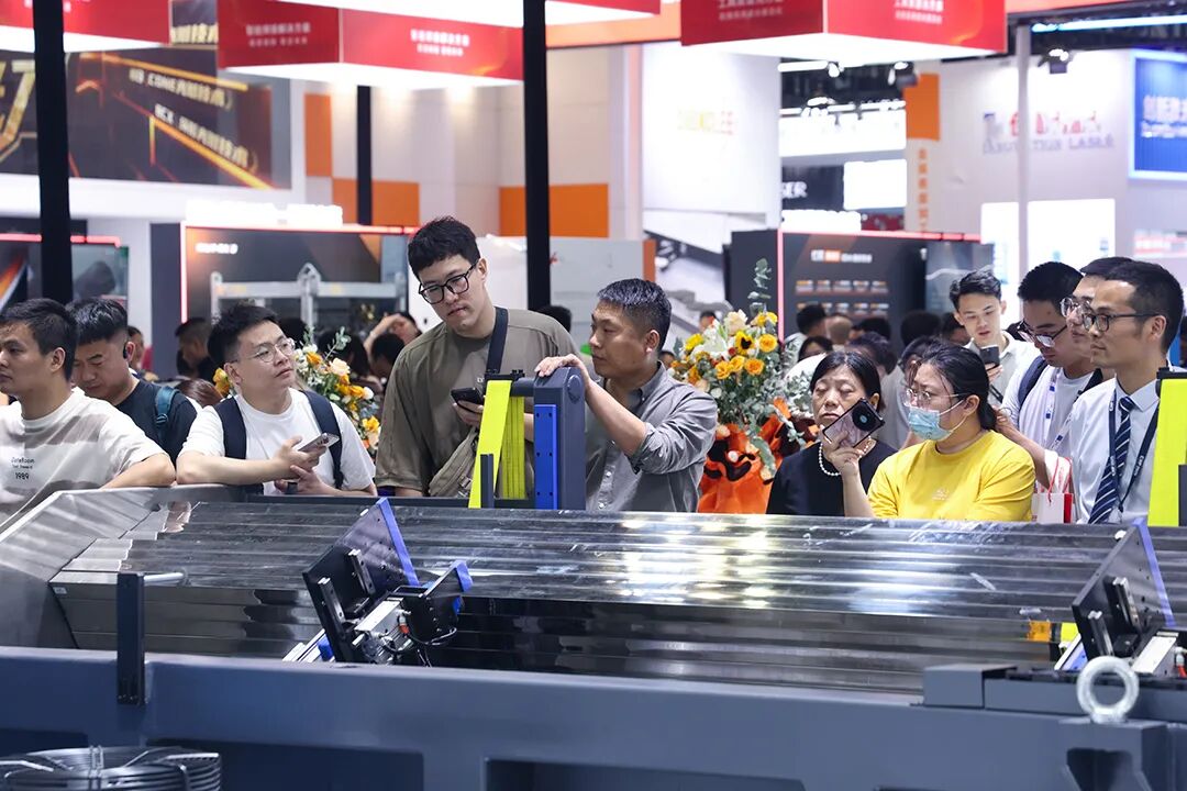 展會直擊|迅鐳激光展臺閃耀2025上海工博會!(圖19)